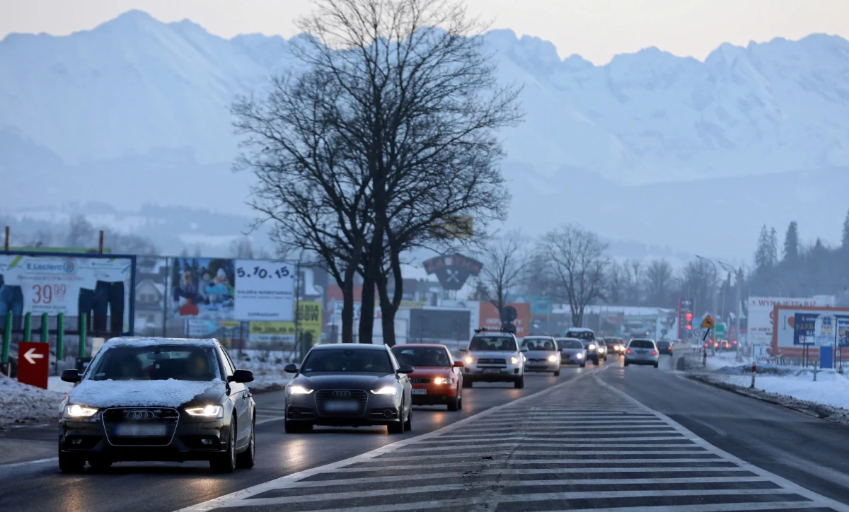 Do Zakopanego przyjeżdżają turyści, którzy Nowy Rok chcą przywitać pod Tatrami. Sporo jest turystów z zagranicy: Niemców, Węgrów, Austriaków, Szwedów oraz gości z krajów bałtyckich - poinformowała w czwartek policja z Zakopanego. 