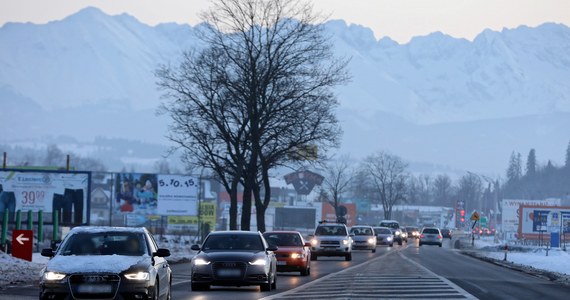 Do Zakopanego przyjeżdżają turyści, którzy Nowy Rok chcą przywitać pod Tatrami. Sporo jest turystów z zagranicy: Niemców, Węgrów, Austriaków, Szwedów oraz gości z krajów bałtyckich - poinformowała w czwartek policja z Zakopanego. 