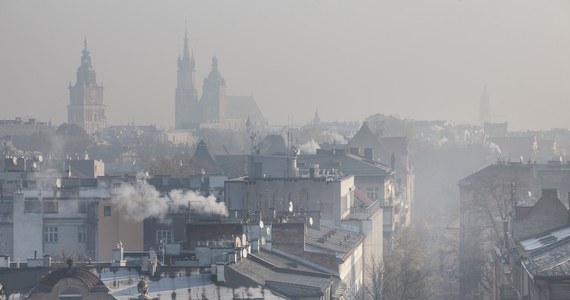 ​W kilku regionach Małopolski zawartość w powietrzu szkodliwych dla zdrowia pyłów znacznie przekroczyła dopuszczalne normy. W czwartek drugi stopień zagrożenia zanieczyszczeniem powietrza obowiązuje w Krakowie oraz powiatach krakowskim, oświęcimskim i wielickim.