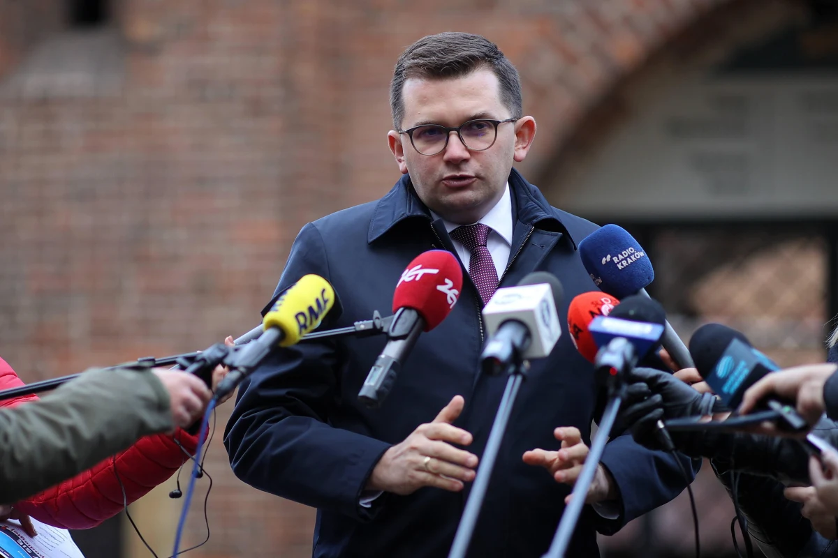 "Zaszczepiłem się trzecią, przypominającą dawką. Chciałbym, żebyśmy wszyscy spotkali się zdrowi i bezpieczni w 2022 roku. Gwarancją tego jest szczepienie" - mówi małopolski wojewoda Łukasz Kmita na filmie opublikowanym na Facebooku. 