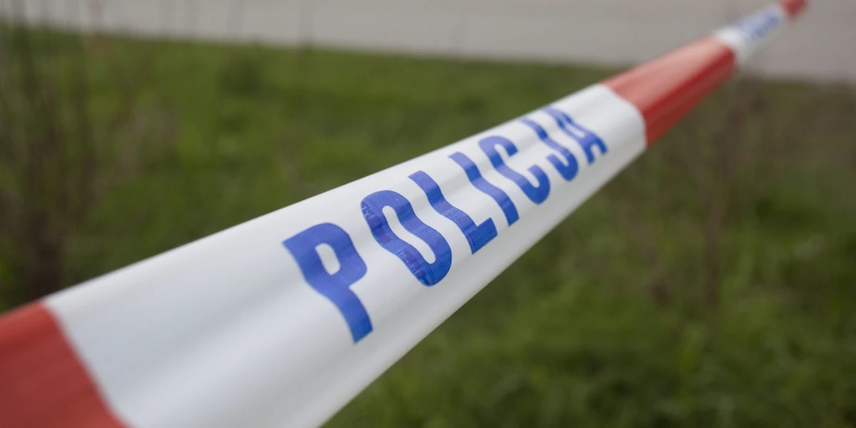 ​20 ciosów nożem praktycznie w całe ciało zadał swojej żonie mężczyzna z Rozniszewa - informuje prokuratura w Radomiu. Wczoraj w tej wsi na Mazowszu doszło do rodzinnej tragedii. Zginęła 41-letnia kobieta, jej 15-letni syn został ciężko ranny.