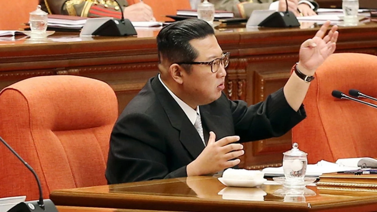 Kim Dzong Un wydaje się chudszy niż kiedykolwiek wcześniej – zauważyły światowe media po tym, jak zostały opublikowane zdjęcia przez oficjalne północnokoreańskie media. Nie wiadomo, co jest przyczyną tak znaczącej utraty wagi u dyktatora.