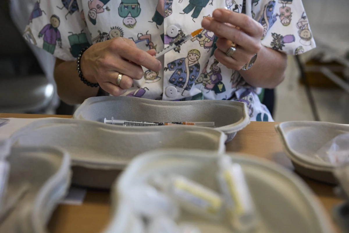 Spośród dzisiejszych ponad 700 zgonów z powodu koronawirusa, 500 dotyczy osób niezaszczepionych. Szczepienie chroni 60-krotnie bardziej przed zgonem osoby, które się zaszczepiły - powiedział w czwartek minister zdrowia Adam Niedzielski.