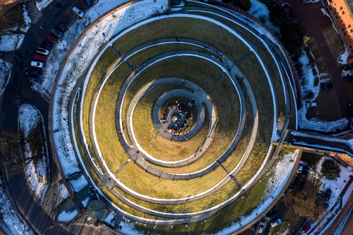 "W Małopolsce istnieje prawie 9 tysięcy stanowisk archeologicznych, historia jest tuż za rogiem, warto ją poznać i dowiedzieć się nieco więcej o rejonach, w których żyjemy" - mówią twórcy Atlasu Archeologicznego Małopolski. W internetowym wydaniu, które dostępne będzie od 1 stycznia na stronie internetowej atlasu. Zlokalizować będzie można ponad 400 stanowisk archeologicznych - wybrano te najciekawsze. Najstarsze ze stanowisk mają 200 tysięcy lat. Wszystkie opisy dostępne będą także w języku angielskim.