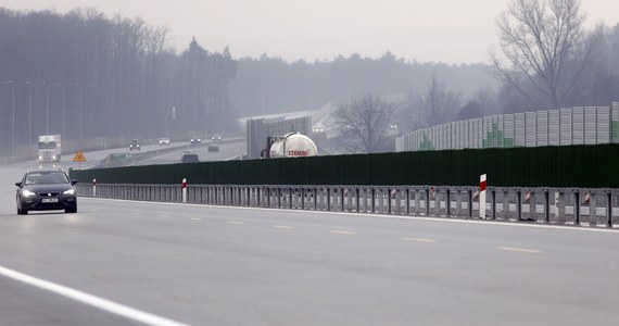 „Nie stać nas na utrzymywanie bez końca darmowych autostrad, opłaty za przejazd będą sukcesywnie wprowadzane na kolejnych odcinkach” - oświadczył w czwartek minister infrastruktury Andrzej Adamczyk podczas otwarcia odcinka autostrady A1.