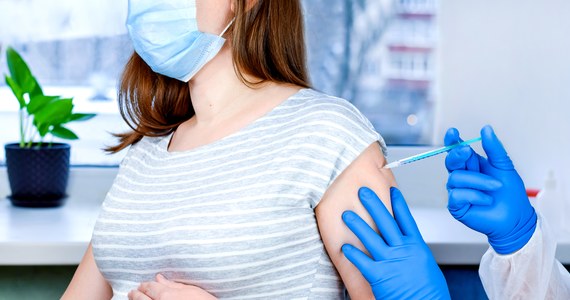 Jesteś w ciąży? Rozważasz zaszczepienie się przeciwko koronawirusowi? Naukowcy z Weill Cornell Medicine i NewYork-Presbyterian sugerują, że najlepiej nie zwlekać i zaszczepić się jak najszybciej. Także w sytuacji, gdy właśnie planuje się ciążę. Wyniki ich badań, opublikowane na łamach czasopisma "Obstetrics & Gynecology" zakładają, że szczepienie w dowolnym momencie ciąży zapewni do końca jej trwania poziom przeciwciał, który zabezpieczy zarówno matkę, jak i dziecko.