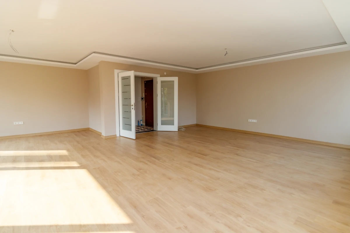 Dla wielu potencjalnych kredytobiorców przeszkodą przy zaciągnięciu kredytu jest brak pieniędzy na wkład własny. Nawet 10 proc. wartości kredytu, wymagane przez niektóre banki, jest dla nich barierą nie do przeskoczenia. Dlatego państwo uruchomić ma nowy program wspierania takich osób. Dzięki niemu będzie można zaciągnąć kredyt bez wkładu własnego. Chodzi o to, że państwowy bank udzieli na ten wkład własny kredytu gwarantowanego przez rząd. Innymi słowy, gwarancja zastąpi wymóg wniesienia wkładu własnego.