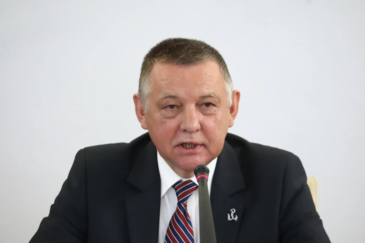 "Podejrzenia dotyczące inwigilacji polityków i obywateli to jeden z najpoważniejszych kryzysów demokracji. Czas wrócić do tej sprawy" - napisał na Twitterze prezes NIK Marian Banaś. W późniejszym nagraniu przekazanym Polsat News Banaś mówił, że w 2019 r. Najwyższa Izba Kontroli zwracała uwagę na znalezioną fakturę dotyczącą zakupu Pegasusa. 