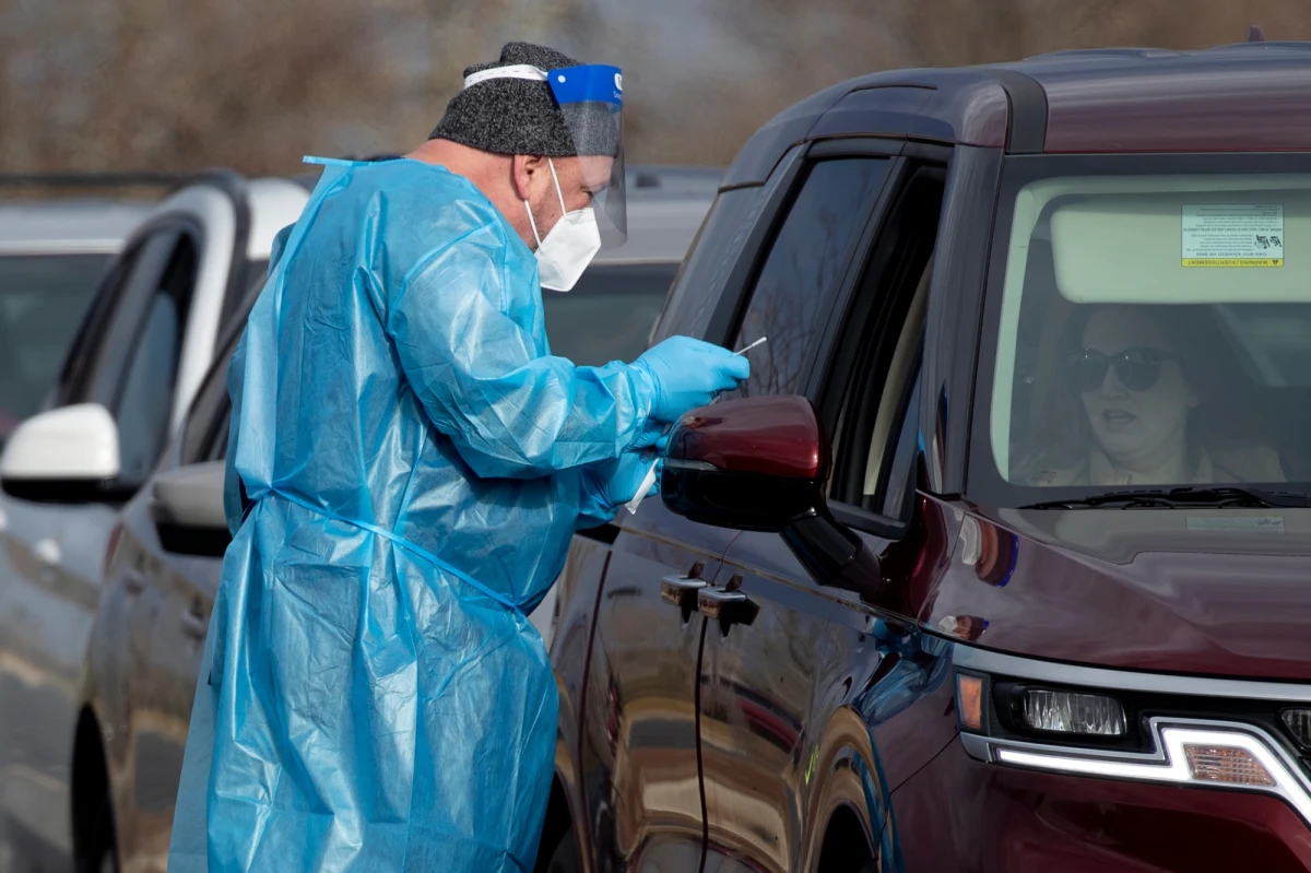 Trudniejszy dostęp do testów na koronawirusa i większe zadłużenie szpitali. Przed takimi możliwymi konsekwencjami obniżenia wycen badań w kierunku Covid-19 ostrzegają w RMF FM dyrektorzy szpitali powiatowych. Od nowego roku NFZ za test PCR zapłaci 113 złotych. Do tej pory było to 280 złotych.