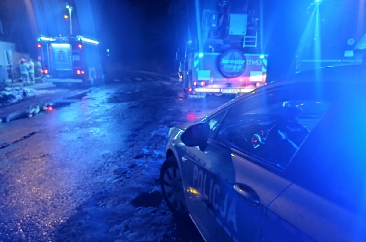 Rodzinna tragedia w Łódzkiem. Cztery osoby - 39-letnia matka oraz jej trzech synów w wieku: 3, 4 i 9 lat - zatruły się dymem. Mimo podjętej reanimacji, ich życia nie udało się uratować. 