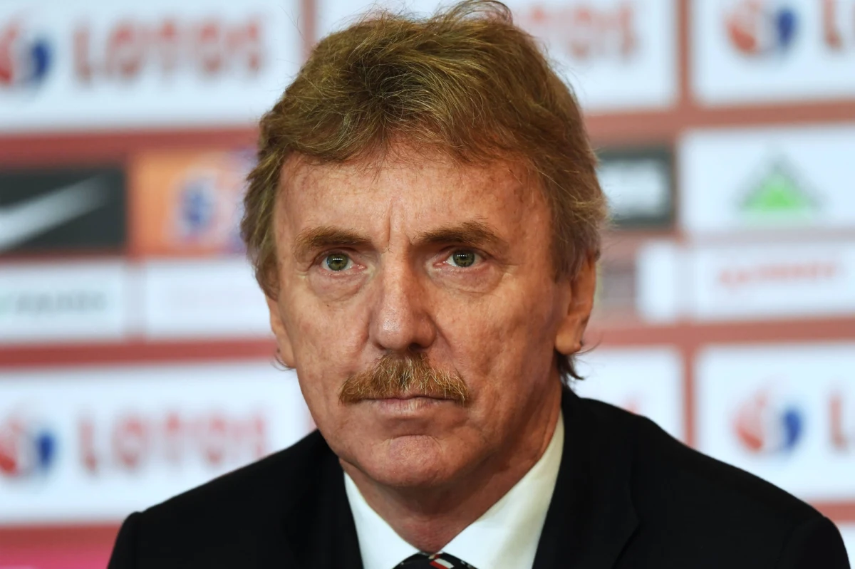 Były prezes PZPN Zbigniew Boniek, który zatrudnił Paulo Sousę w roli trenera piłkarskiej reprezentacji Polski, nie czuje się przez niego oszukany. Przyznał jednak, że Portugalczyk decyzją o opuszczeniu drużyny "trochę się skompromitował". "Nie mam zamiaru go bronić" - dodał Boniek.