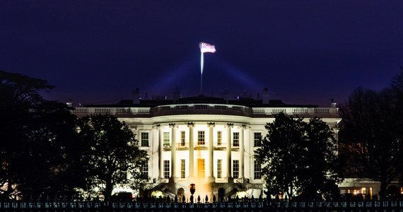 Policja w stanie Iowa zatrzymała uzbrojonego mężczyznę, który miał "listę celów" obejmującą prezydenta USA Joe Bidena oraz byłych prezydentów Baracka Obamę i Billa Clintona. Zatrzymany powiedział, że jechał do Białego Domu, by zabić ludzi władzy - poinformowały władze.