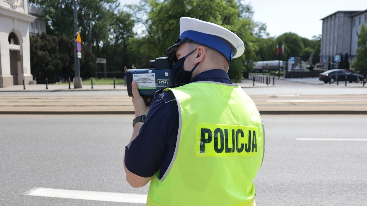 W Dzienniku Ustaw ukazała się nowela rozporządzenia ws. wysokości mandatów drogowych. Według nowego taryfikatora mandat za przekroczenie prędkości o 71 km/h wyniesie 2500 tys. zł, a w warunkach recydywy kwota ta wzrośnie do 5 tys. zł. Za rozmowę przez telefon w czasie jazd zapłacimy 500 zł.