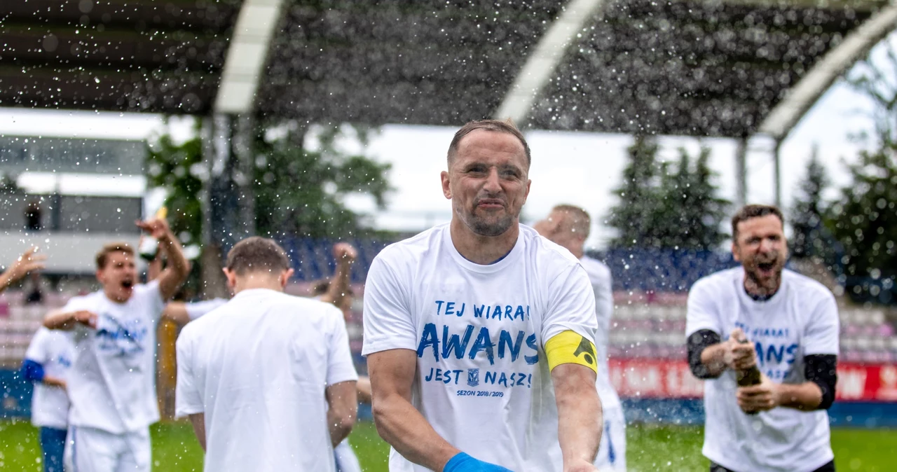 Dariusz Dudka z szampanem podczas świętowania awansu przez rezerwy Lecha Poznań