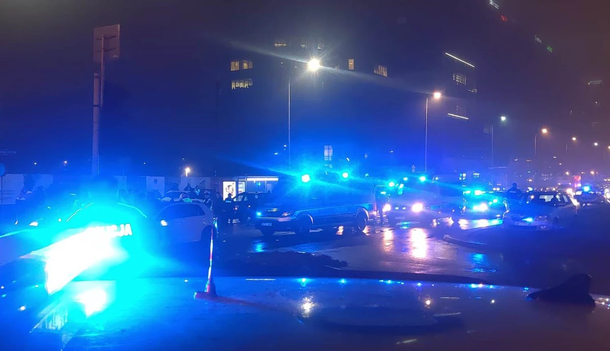 ​26-letni Gruzin uciekał przed policjantami rozbijając kilkanaście samochodów. Nie zważał na znaki drogowe, wjechał też na chodnik. Został zatrzymany przez śródmiejskich policjantów. Wkrótce usłyszy zarzuty.