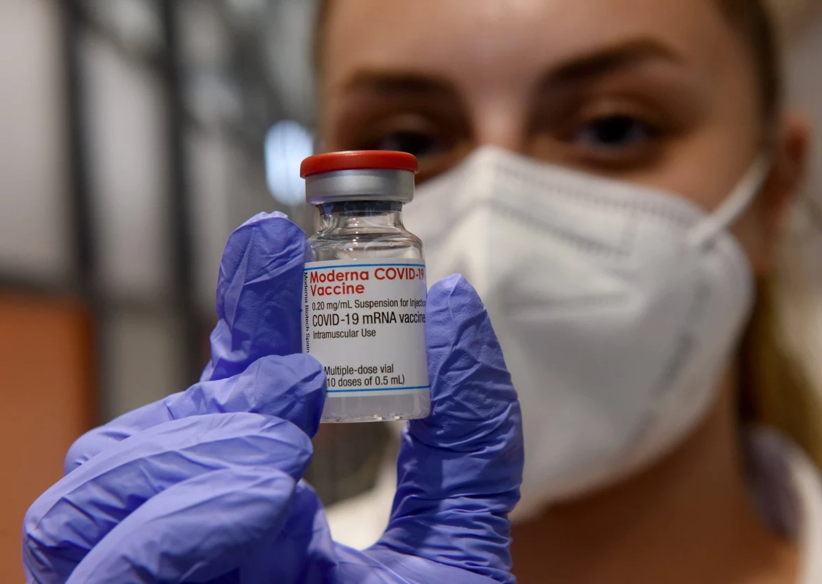 W Izraelu rozpoczęto podawanie czwartej dawki szczepionki przeciwko Covid-19. Preparat przyjmują osoby z obniżoną odpornością, pacjenci domów opieki oraz ich pracownicy - poinformował izraelski minister zdrowia Nican Horowic.