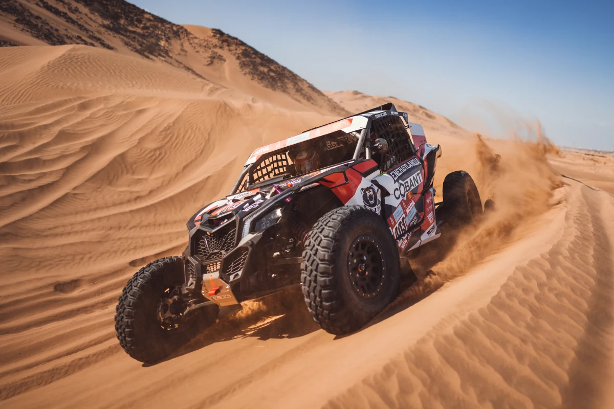 Ostatnie godziny dzielą nas od startu Rajdu Dakar. Wszyscy zawodnicy są już w Dżuddzie, w Arabii Saudyjskiej. Na miejscu po długiej, 21-godzinnej podróży pojawili się również bracia Marek i Michał Goczałowie – reprezentanci Cobant Energylandia Rally Team. 