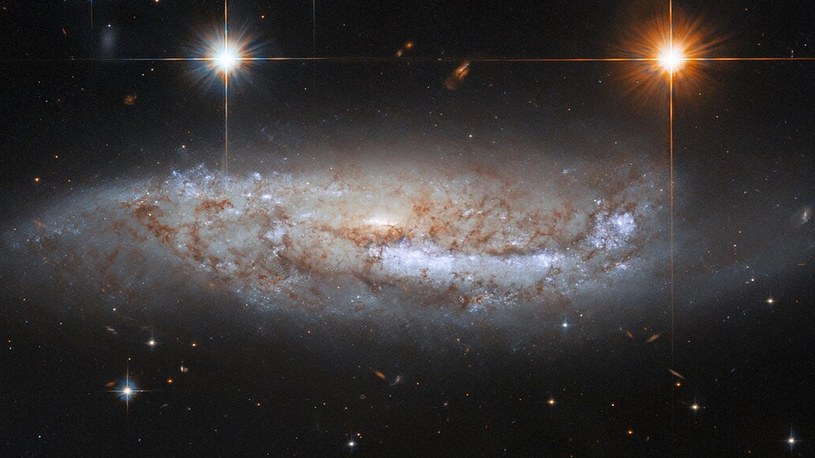 Kosmiczny Teleskop Hubble'a wykonał najnowszy obraz niezwykłej galaktyki NGC 3568. Jest to jednocześnie ostatni obraz z tego instrumentu w 2021 roku. Możemy zobaczyć na nim również supernową.