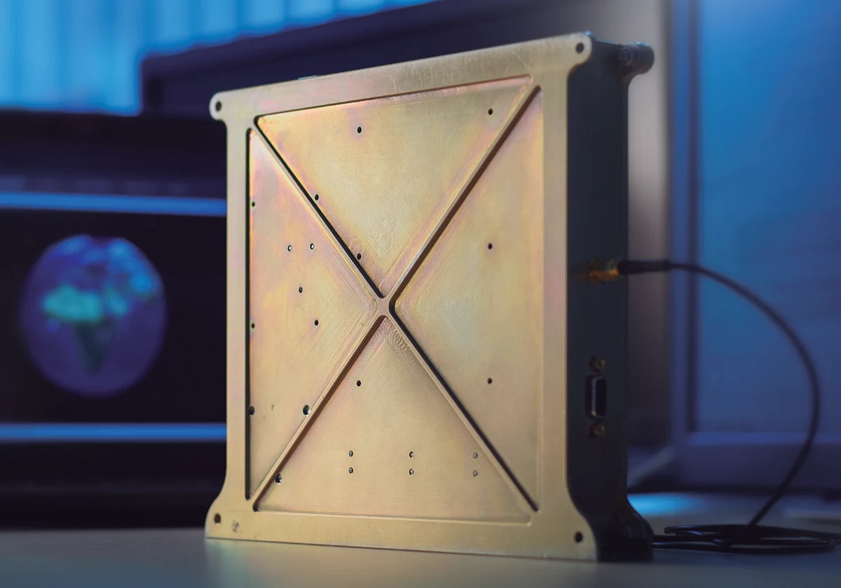 Inżynierowie z warszawskiego GMV Innovating Solutions wraz z partnerami, w tym Centrum Badań Kosmicznych PAN, opracowali odbiornik nawigacji satelitarnej (GNSS) przeznaczony dla szybko rozwijającego się światowego rynku mikro- i nanosatelitów. Urządzenie, które może znaleźć zastosowanie także w małych rakietach nośnych, przeszło już pomyślnie ostatnie testy naziemne i jest przygotowywane do testów na niskiej orbicie okołoziemskiej. Jak mówi RMF FM Paweł Wojtkiewicz z GMV są już pierwsi klienci zainteresowani komercyjnym wykorzystaniem tego urządzenia.