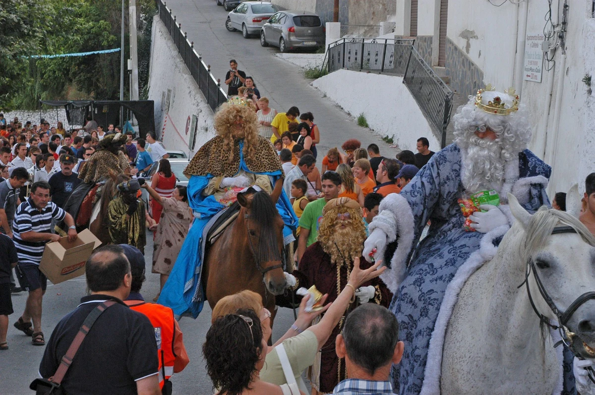 W hiszpańskiej wiosce Berchules położonej w górach Sierra Nevada koło Granady od ponad ćwierć wieku nie obchodzi się Nowego Roku w styczniu, tylko w sierpniu. Nowa tradycja narodziła się po awarii prądu, przez którą mieszkańcy przegapili najważniejszą w roku północ.
