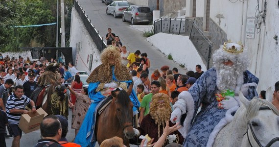 W hiszpańskiej wiosce Berchules położonej w górach Sierra Nevada koło Granady od ponad ćwierć wieku nie obchodzi się Nowego Roku w styczniu, tylko w sierpniu. Nowa tradycja narodziła się po awarii prądu, przez którą mieszkańcy przegapili najważniejszą w roku północ.
