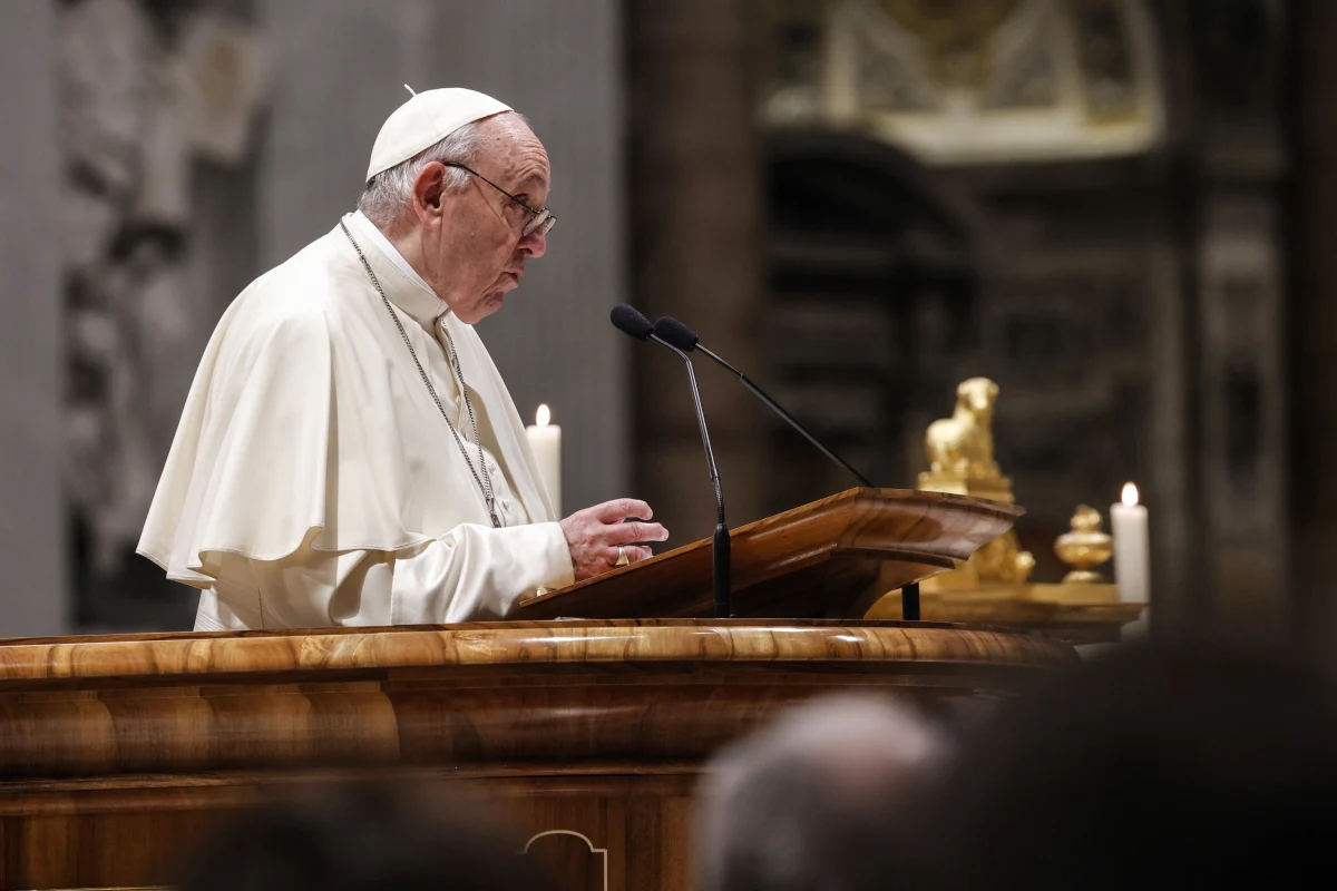 Należy dziękować Bogu za poczucie "solidarnej odpowiedzialności" w czasie pandemii – mówił papież Franciszek w homilii podczas nieszporów w Watykanie z okazji zakończenia roku. Nabożeństwu nie przewodniczył papież, ale dziekan Kolegium Kardynalskiego kardynał Giovanni Battista Re.