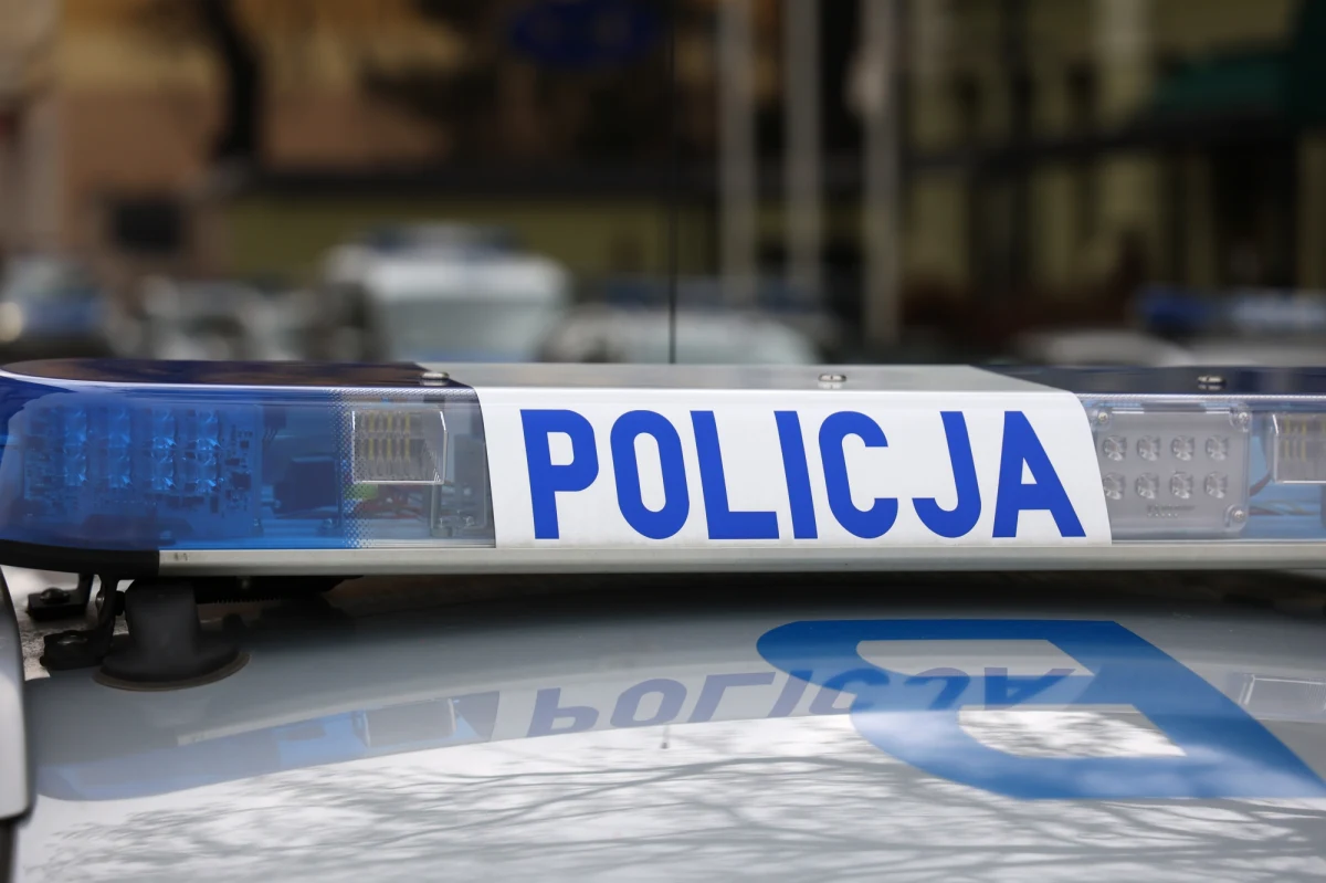 W jednym z mieszkań w Ostrowie Wielkopolskim córka znalazła martwych rodziców. Jak informuje policja, zmarli to starsza para po 80.