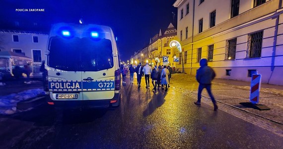 "Podczas imprezy masowej nie odnotowaliśmy poważniejszych zdarzeń. Natomiast poza imprezą w rejonie Krupówek i na obrzeżach miasta dochodziło do licznych awantur i bójek z udziałem turystów, którzy niestety przesadzili z alkoholem" – poinformował rzecznik zakopiańskiej policji Roman Wieczorek, podsumowując sylwestrową noc. Jak dodał, kilkanaście osób zostało zatrzymanych, a podczas jednej z interwencji ranny został policjant. 