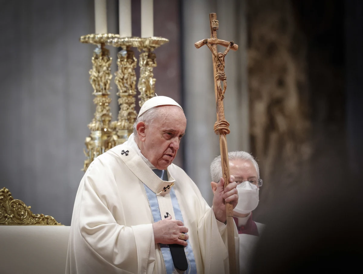 "Potrzebujemy ludzi, którzy potrafią splatać nici komunii, którzy przeciwstawiliby się nazbyt wielu kolczastym drutom podziału" - mówił w noworocznej homilii papież Franciszek, który w Watykanie odprawił mszę w uroczystość Świętej Bożej Rodzicielki Maryi, obchodzoną jako Światowy Dzień Pokoju. Apelował też o działania na rzecz ochrony kobiet. "Zranienie kobiety to znieważenie Boga, który wziął człowieczeństwo z niewiasty" - stwierdził. 