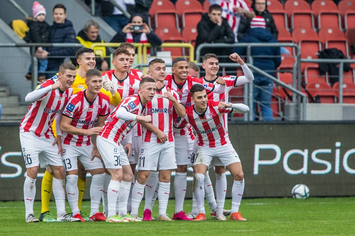 Czternaście bramek padło w tradycyjnym noworocznym meczu w Krakowie, w którym zespół Cracovii, złożony z piłkarzy ekstraklasy, pokonał trzecioligową drużynę rezerw 8:6. Pierwszy do siatki trafił Jakub Myszor w 7. minucie spotkania, które rozpoczęło się tuż po godzinie 12.