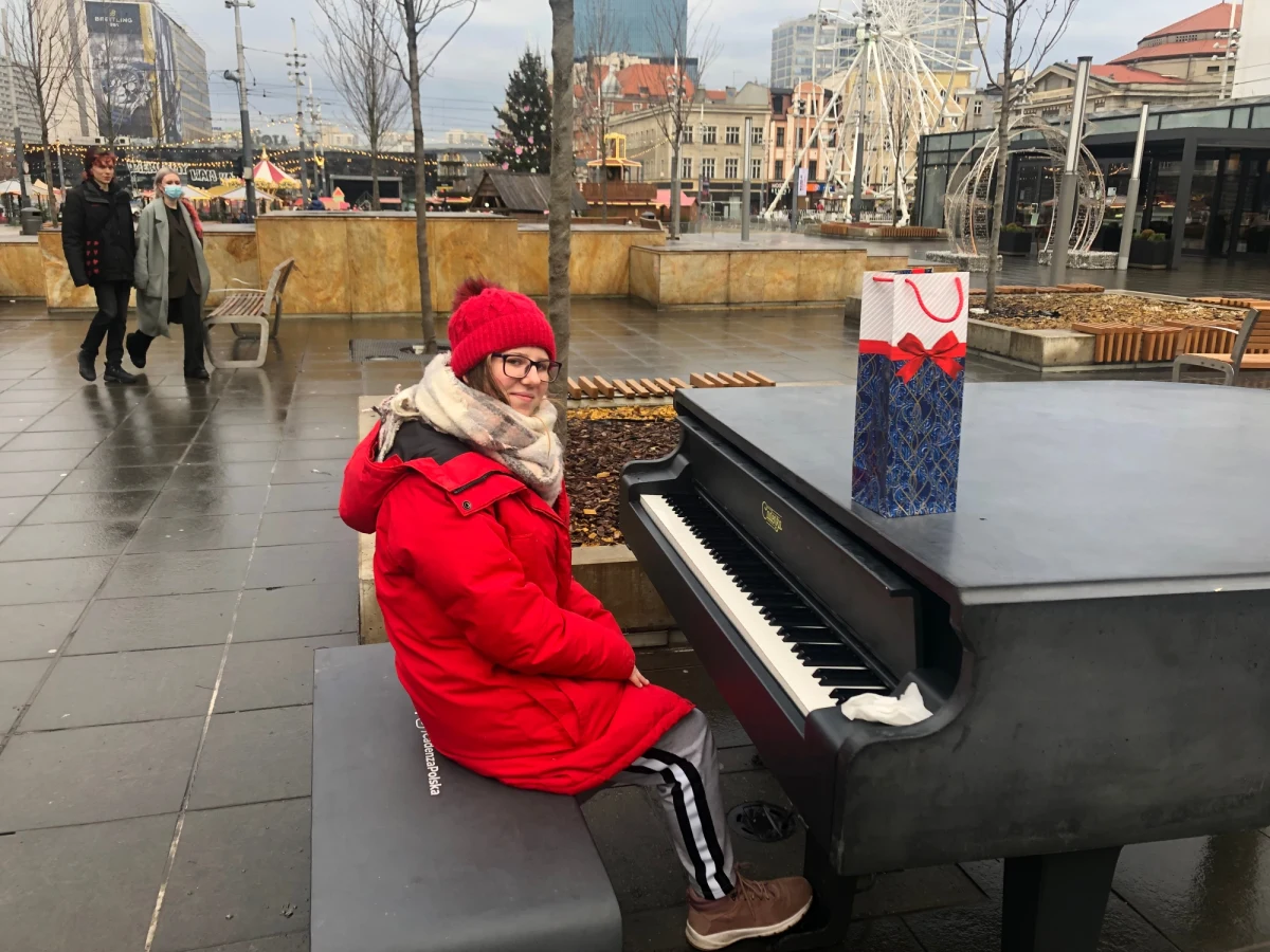 Są wodoodporne, działają przy temperaturach od minus 20 do plus 50 stopni Celsjusza. W Katowicach stanęły całoroczne, zewnętrzne fortepiany. Dwa są w centrum miasta - przy ul. Stawowej i na Placu Kwiatowym na Rynku. Trzeci niebawem pojawi się koło tężni solankowej w parku na Zadolu. Każdy może na nich zagrać. Muzyków i słuchaczy nie brakuje. 