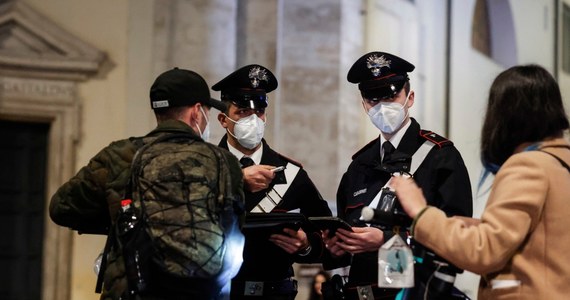 Do ponad miliona wzrosła we Włoszech liczba osób obecnie zakażonych koronawirusem - poinformowało w sobotę Ministerstwo Zdrowia. Minionej doby wykryto 141 tysięcy przypadków. Zmarło 111 osób. Także liczba wykonanych jednego dnia testów przekroczyła znów milion.