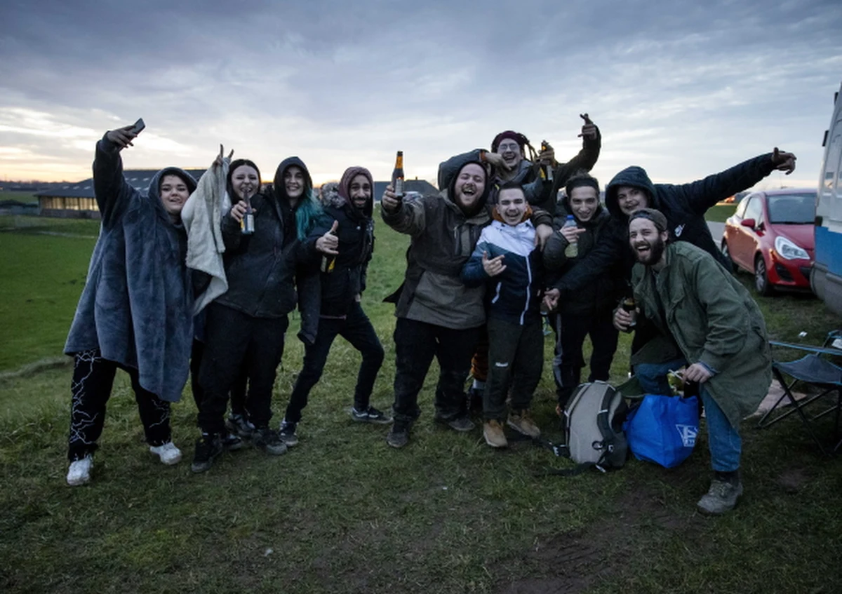 Kilkuset policjantów interweniowało w mieście Rijswijk w Holandii. Na terenie dawnej cegielni odbywała się nielegalna impreza noworoczna. W Niderlandach obowiązuje od 19 grudnia twardy lockdown wprowadzony w związku z pandemią Covid-19.