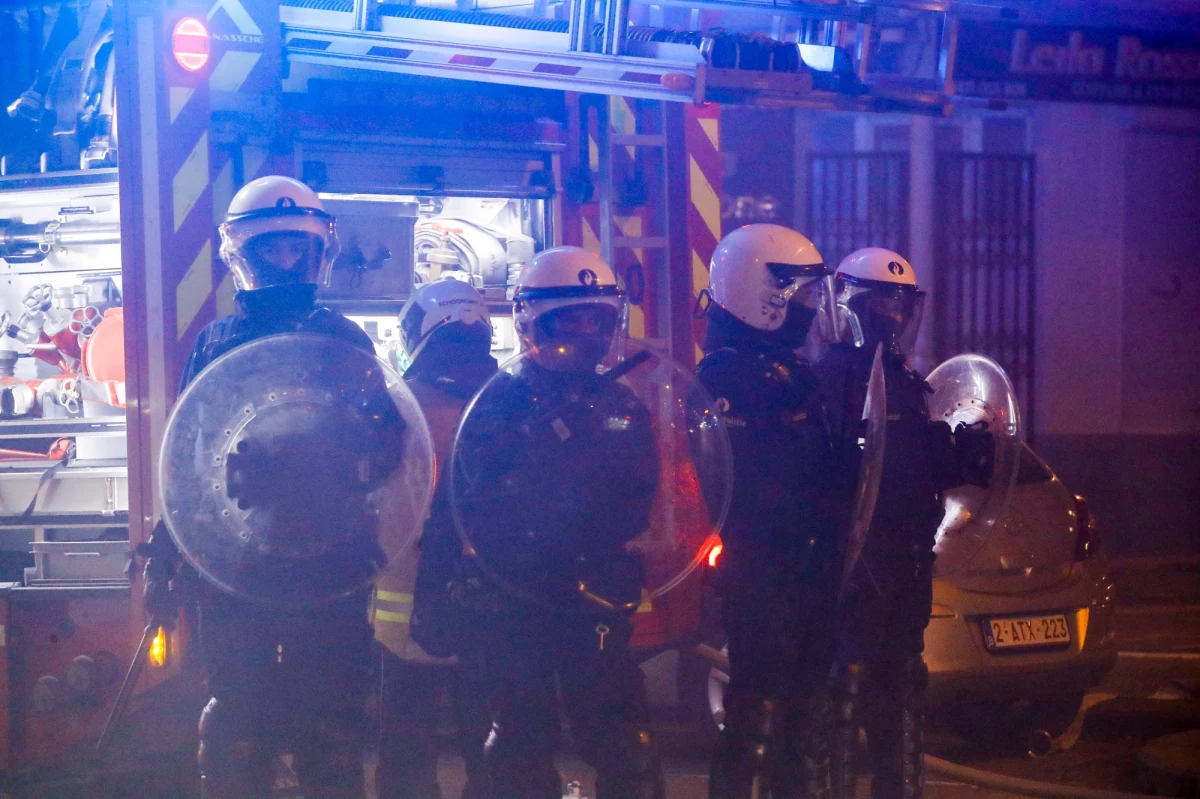 Obchody Nowego Roku wymknęły się spod kontroli w wielu belgijskich miastach. W Antwerpii na północy kraju zaatakowano funkcjonariuszy butelkami i fajerwerkami. W Brukseli służby musiały interweniować aż 395 razy.