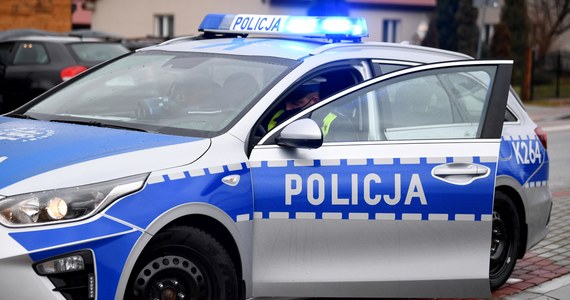 Szokujące ustalenia małopolskich policjantów. W jednym z aut znaleźli ciało zastrzelonego mężczyzny. Ofiara ma ranę postrzałową głowy. Obok znaleziono także broń. Trwa ustalanie okoliczności tego zdarzenia. 