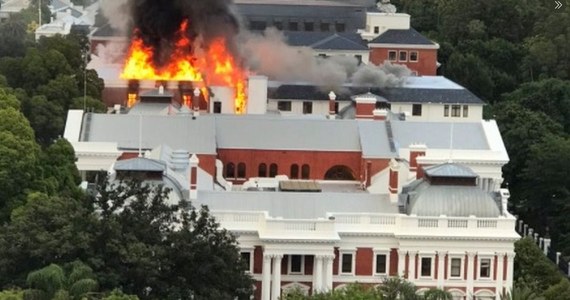 Duży pożar wybuchł w niedzielę rano w siedzibie parlamentu RPA w Kapsztadzie. Zawaliła się część dachu w jednym z budynków kompleksu parlamentarnego. Zniszczona też została podłoga. Pomimo wysiłków kilkudziesięciu strażaków, od wielu godzin nie udało się opanować żywiołu.