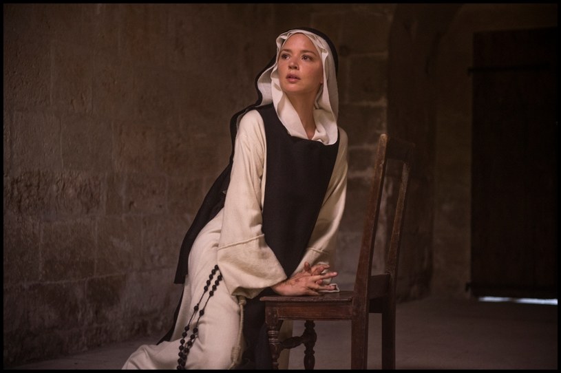 7 stycznia na ekrany polskich kin trafi nowy film Paula Verhoevena - "Benedetta". Od swojej światowej premiery w Cannes obraz wzbudza także niemałe kontrowersje nad Wisłą. Czy słusznie?