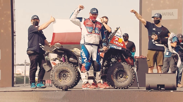 Rok temu przedstawiciele Orlen Teamu o mały włos otarli się o podium w poszczególnych kategoriach. Teraz nadszedł czas na poprawę wyniku i pokazanie swoich możliwości na trasie rajdu. Jak poradzą sobie w tym roku?

Rajd Dakar rozpocznie się 2 stycznia i potrwa do 15 stycznia 2022 roku. Uznawany za jeden z najtrudniejszych terenowych rajdów świata po raz trzeci z rzędu odbędzie się w Arabii Saudyjskiej. 

Na trasie nie zabraknie przedstawicieli Orlen Teamu, dla których Rajd Dakar jest docelową imprezą. W 44. edycji wystartują m.in. Jakub Przygoński, Maciej Giemza, Kamil Wiśniewski i Martin Prokop. 

Studio Orlen Team na żywo codziennie w Eleven Sports o 11:00 i 23:00. Śledź najciekawsze materiały z Rajdu Dakar w Interii i Eleven Sports!

(źródło: ELEVEN SPORTS)

