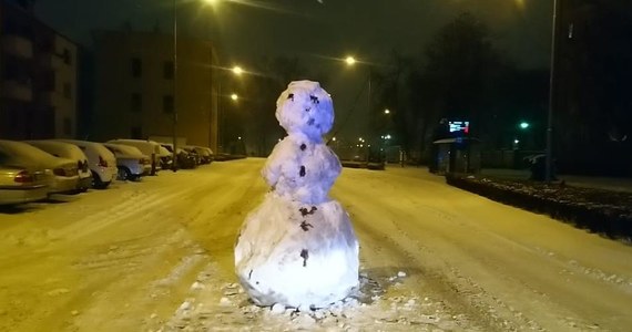 Policjanci z Leszna zostali wezwani do nietypowej interwencji. Na jednej z ulic w centrum miasta ruch utrudniaj ogromny… bałwan. Dwumetrowa śnieżna postać została ulepiona na środku ulicy Dąbrowskiego w Lesznie. 