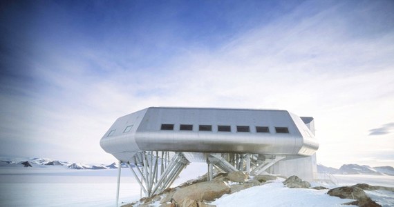 Koronawirus dotarł na belgijską stację badawczą Princess Elisabeth Polar Station na Antarktydzie. Co najmniej 16 spośród 25 jej pracowników jest zakażonych, jednak infekcje przebiegają łagodnie i na razie nikt z personelu nie chce wracać do domu - podaje BBC.