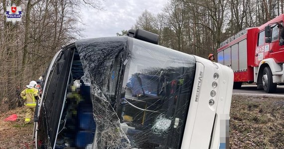 Trzynaście osób trafiło do szpitala po wypadku litewskiego autokaru na drodze krajowej nr 17 w miejscowości Łopiennik Podleśny na Lubelszczyźnie. Pojazd zjechał z jezdni i wpadł do rowu. Poszkodowanych zostało ośmioro dorosłych i pięcioro dzieci.