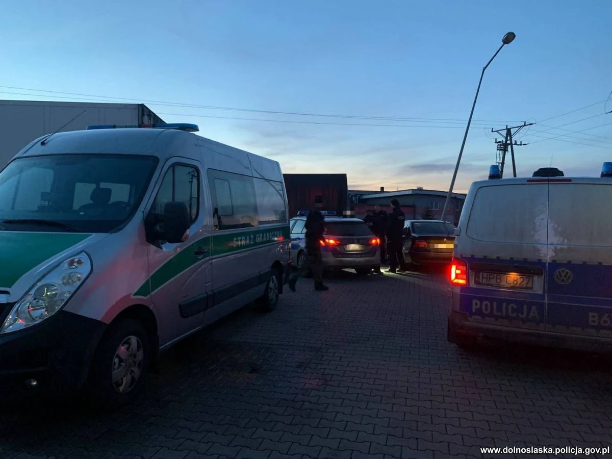 Czterech mężczyzn, prawdopodobnie pochodzących z Erytrei i przebywających w Polsce nielegalnie, zatrzymali policjanci w okolicach Zgorzelca (Dolnośląskie) niedaleko granicy z Niemcami. Wraz z imigrantami zatrzymany został 37-letni Polak, którzy ich przewoził.