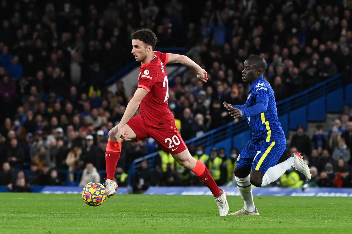Chelsea zremisowała z Liverpoolem 2:2 w hicie 21. kolejki angielskiej ekstraklasy. Taki wynik najbardziej ucieszył piłkarzy i kibiców Manchesteru City, który umocnił się na prowadzeniu w tabeli. Ze zwycięstw w niedzielę cieszyli się Polacy - Mateusz Klich z Leeds United i Jakub Moder z Brighton.