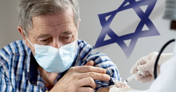 ​Premier Izraela Naftali Benet ogłosił, że władze medyczne zatwierdziły podawanie czwartej dawki szczepionki przeciw Covid-19 wszystkim osobom powyżej 60. roku życia oraz pracownikom medycznym.