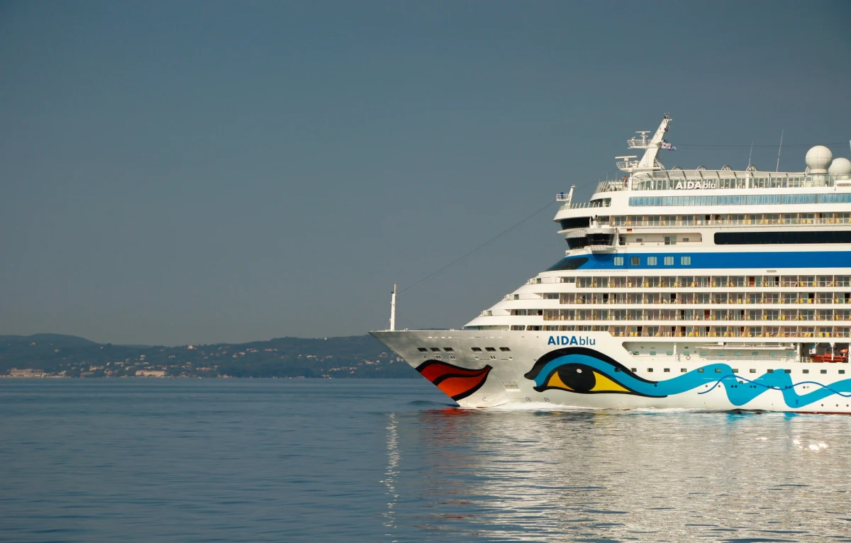 Niemiecki wycieczkowiec AIDANova, który w piątek wieczorem został objęty kwarantanną w porcie w Lizbonie w związku z ogniskiem zakażenia koronawirusem, zakończył rejs z powodu stwierdzenia nowych infekcji. Statek udawał się na hiszpańską wyspę Lanzarote w archipelagu Wysp Kanaryjskich.

