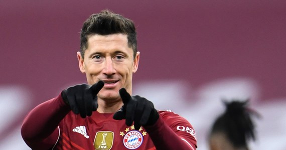 Piłkarze Bundesligi w ankiecie magazynu "Kicker" uznali Roberta Lewandowskiego najlepszym graczem świata w 2021 roku. Na napastnika Bayernu Monachium oddano 43,2 proc. głosów. Kolejne miejsca zajęli Egipcjanin Mohamed Salah z Liverpoolu i Argentyńczyk Lionel Messi z Paris Saint-Germain.