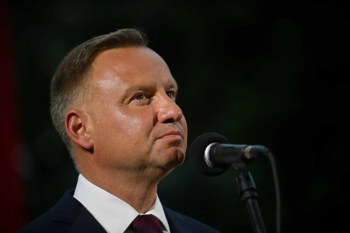 Prezydent Andrzej Duda wyjątkowo rzadko korzysta z przysługującego mu prawa łaski. Jak wylicza “Rzeczpospolita”, w tej kadencji zrobił to tylko 14 razy – ostatni raz 2 lipca 2021 r. 