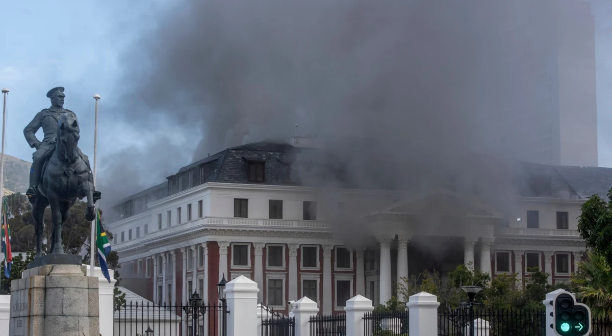 Niszczycielski pożar, który w niedzielę rano wybuchł w parlamencie Republiki Południowej Afryki w Kapsztadzie został opanowany - przekazała w poniedziałek rano straż pożarna. Dodano, że w najstarszej części budynku wciąż tli się ogień.