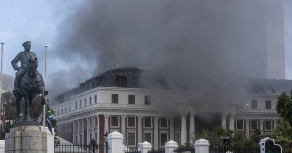 Niszczycielski pożar, który w niedzielę rano wybuchł w parlamencie Republiki Południowej Afryki w Kapsztadzie został opanowany - przekazała w poniedziałek rano straż pożarna. Dodano, że w najstarszej części budynku wciąż tli się ogień.