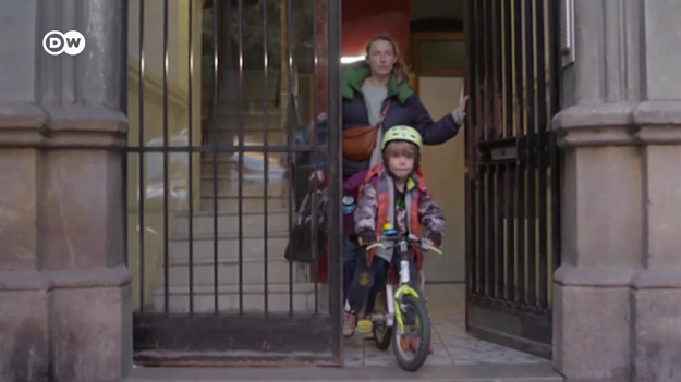 Barcelona zamyka dla ruchu ulicznego drogi, którymi dzieci dojeżdżają rowerami do szkoły. Wspólny przejazd maluchów i ich rodziców odbywa się w wyznaczone dni i został zorganizowany w ramach akcji „Bici Bus”. Zadowolone są przede wszystkim dzieci i ich rodzice. O potrzebie dostosowania ruchu ulicznego również dla najmłodszych mówią m.in. włodarze miasta.